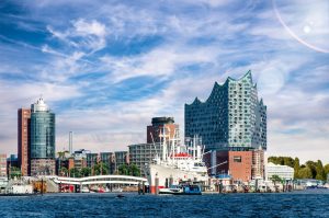 Hafen Hamburg im Gegenlicht mit Sonne
