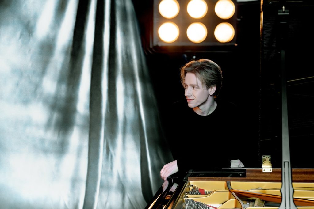 Klavier_Ruhr_Julius-Asal-Foto-Michael-Reinicke)